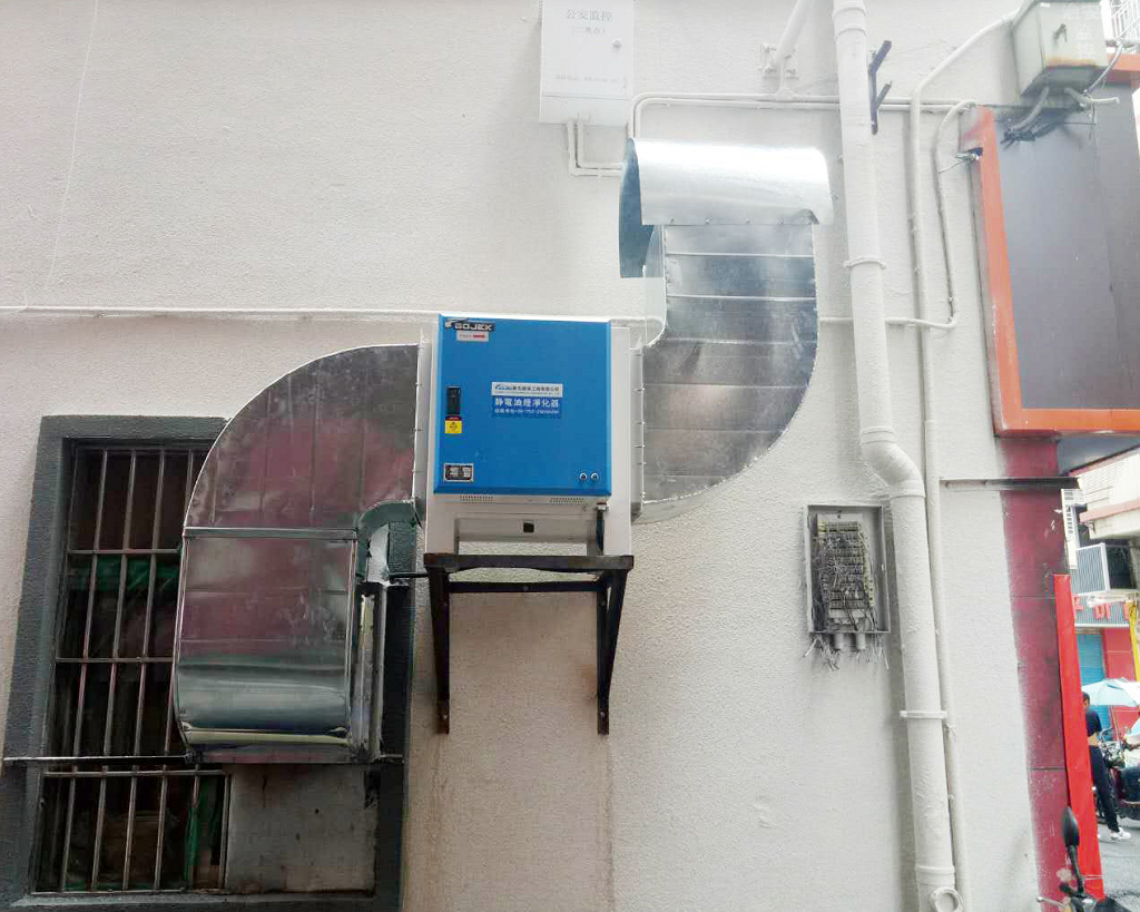 油煙凈化器安裝在酒店的外墻上。.png